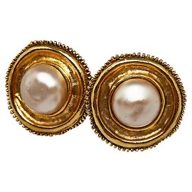 Boucles d'oreilles clips en perles plaquées or Chanel Doré