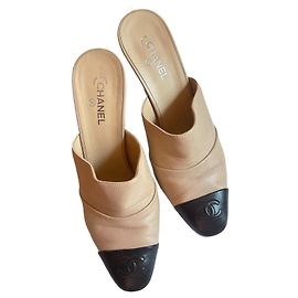 Mules à talons Chanel aux couleurs emblématiques de la marque Beige