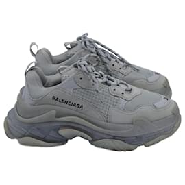 Balenciaga-Balenciaga Clear Sole Triple S Sneakers in Grey Polyester-Grey