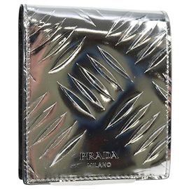 PRADA Wallet Patent leather Silver Auth 127893M Silvery