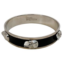 Pulseira de bangles em tom de prata com esmalte preto 3D Skull da Alexander McQueen Preto