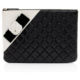 Chanel O-Case medio in pelle di agnello Camelia Nero