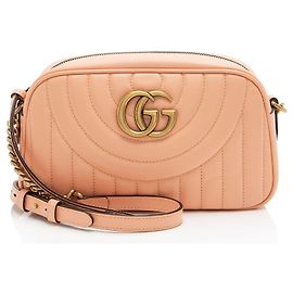 Bolsa de ombro pequena Gucci Matelassé em couro GG Marmont vertical com anel Rosa