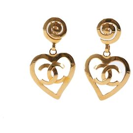 CHANEL - Boucles d'oreilles vintage en métal doré avec cœur CC de Chanel Doré