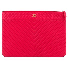 CHANEL - Chanel clutch in red chevron caviar leather Red