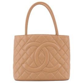 CHANEL - Bolsa Medaillon Chanel em couro caviar bege Bege
