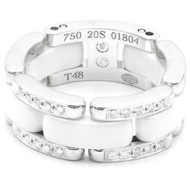 Anillo Chanel, modelo "Ultra". Blanco