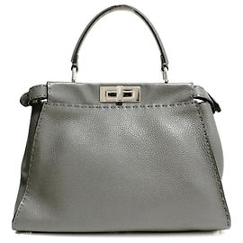 e a icônica bolsa Fendi Peekabo Cinza