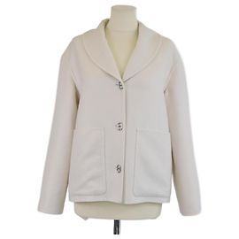 Langarmjacke mit cremefarbenen Metallknöpfen von Hermès Roh
