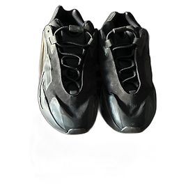 Yeezy 700MNVN Sneaker Schwarz Schwarz