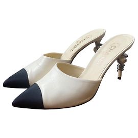 Chanel 16A Paris-Roma Mules Serpente em Couro Preto Marfim EU 38.5C Preto Prata Branco