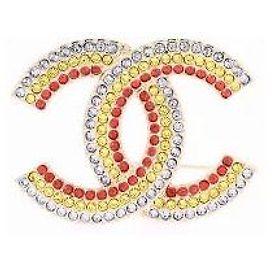 Broche Chanel Duplo CC Ouro Cristais e Pérolas Dourado