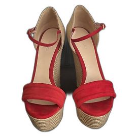 Espadrilles compensées Gucci en suède rouge brodées de fleurs Rouge