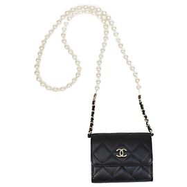 Cartera con cadena de perlas acolchada negra Chanel Negro