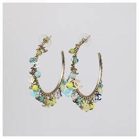 Orecchini a cerchio in metallo dorato/multicolore con charms CC di Chanel Multicolore D'oro