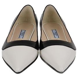 Prada Weiße/Schwarze Gebürstete Spitzenschuhe Schwarz Weiß