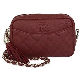 Bolsa de câmera mini Coco em caviar matelassado com tassel da Chanel Outro