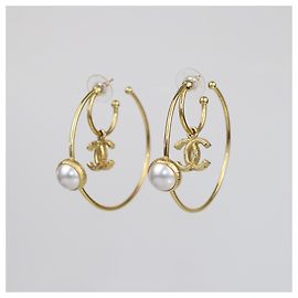 Pendientes de aro de metal dorado con charm CC de perla falsa Chanel Dorado