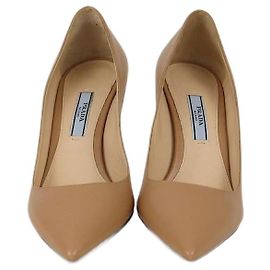 Pompes à bout pointu beiges Prada Beige