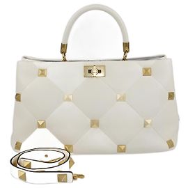 Bolsa Valentino grande em couro matelassado marfim com tachas romanas Cru