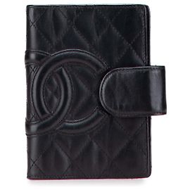 Capa de caderno acolchoada em pele de cordeiro preta Cambon da Chanel Preto