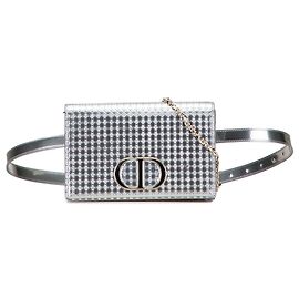 2-in-1 30 Montaigne Tasche aus silbernem Metallic-Lackleder Microcannage Dior Silber