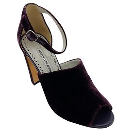 Lila Samt Riemchensandalen Manolo Blahnik Lila