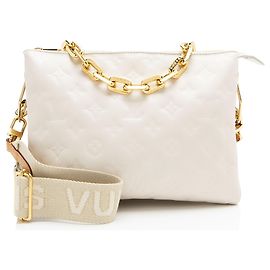 Louis Vuitton Monogram Prägung Lammleder Coussin PM Schultertasche Weiß