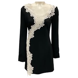 Vestido mini de manga longa em cady preto e branco com acabamento em renda de macramê de David Koma Preto