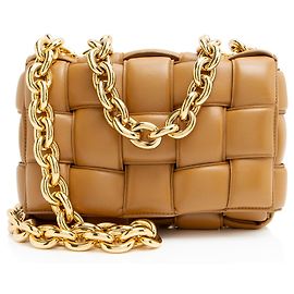Bolsa de ombro maxi em couro de cordeiro Cassette com corrente Bottega Veneta Marrom