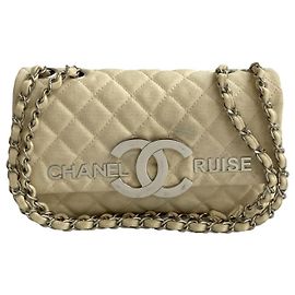 Bolsa de ombro em lona matelassê com a marca Coco da coleção de cruzeiro da Chanel Branco