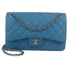 Sac à main Chanel Jumbo Classic Double Flap en caviar bleu matelassé Bleu