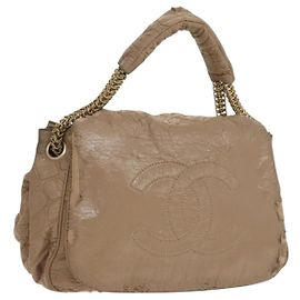 Bolsa de Ombro CHANEL em Couro Vinilado Bege Dourado CC Auth 133615 Bege Dourado