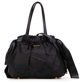 Bolsa Prada em tessuto preto com logo e laço Preto