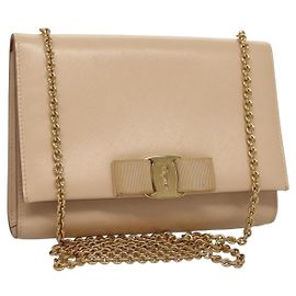 Bolsa de Ombro Chain Vala em Couro Bege Dourado Auth 133406 da Salvatore Ferragamo Bege Dourado