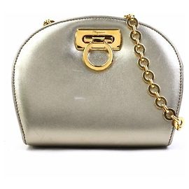 Bolsa de Ombro de Couro e Metal Gancini da Salvatore Ferragamo Dourado