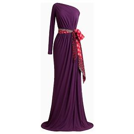 Robe Yves Saint Laurent, modèle Purple Resort 2011 par Stefano Pilati. Rouge Violet