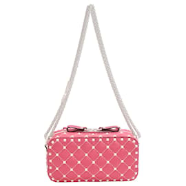 Sac à appareil photo Small Free Rockstud Spike en cuir rose de Valentino Garavani Rose