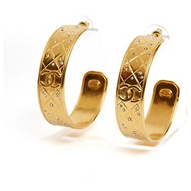 Pendientes de Stud de Metal Dorado Acolchado CC de Chanel 2024 Dorado