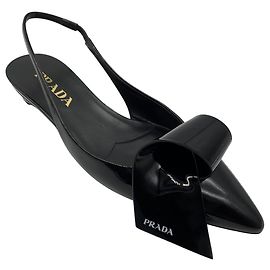 Bailarinas slingback de charol negro Prada con cinta Negro