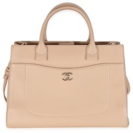 Chanel Grande Tote Neo Executivo em Couro de Bezerro Granulado Bege Bege Outro