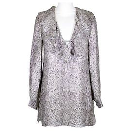 Vestido Céline em lurex estampado de cobra bege dourado com decote V profundo Bege