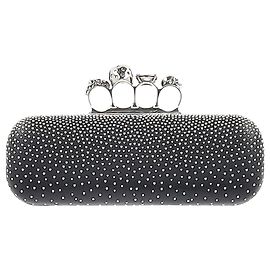 Clutch Knuckle de Cuero Nappa Negro con Calavera Studded de Alexander McQueen Negro