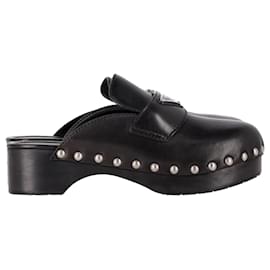 Tamancos de couro preto com logo triangular studado da Prada Preto