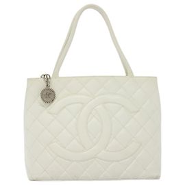 Chanel Medaillon Weiß