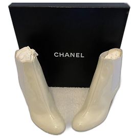 Chanel Stiefeletten aus lackiertem Kalbsleder Creme Roh