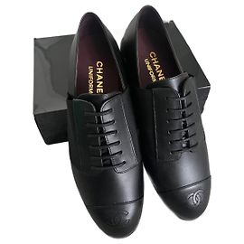 Chaussures à lacets Chanel en cuir noir Noir