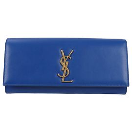 Clutch em couro liso Monogramme Kate da Saint Laurent Paris em Azul Majorelle Azul