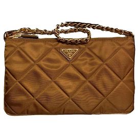 Prada Bolsa Clutch Mini Matelassada em Re-Nylon Marrom