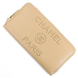 Carteira longa com studs Chanel Deauville Bege